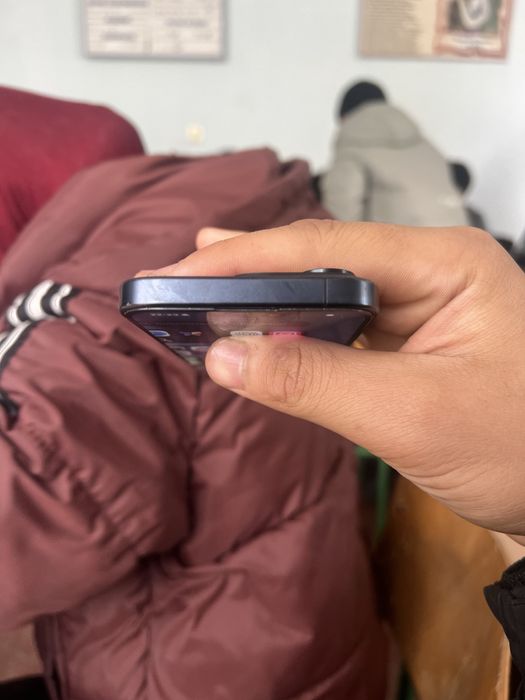 Iphone 15 pro 128 89%.