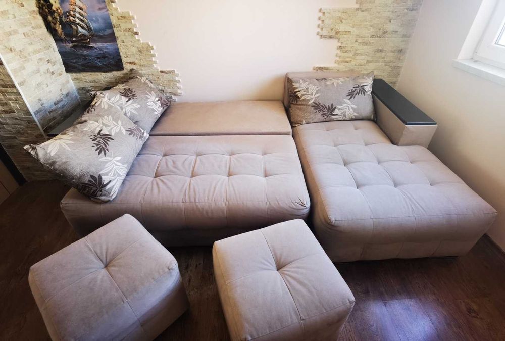 Ъглов разгъваем диван + табуретки