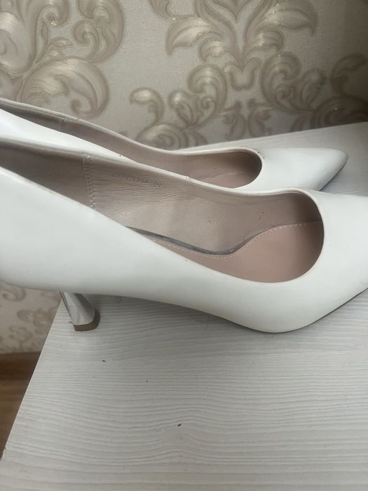Продам туфли белые 39р