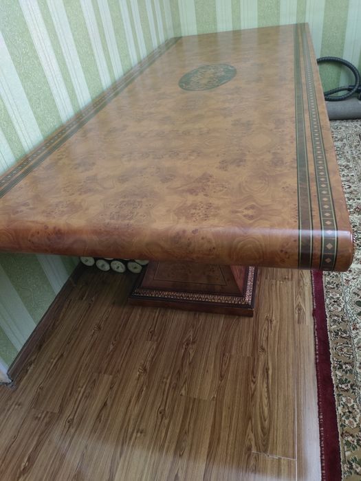 Продам стол для гостиной