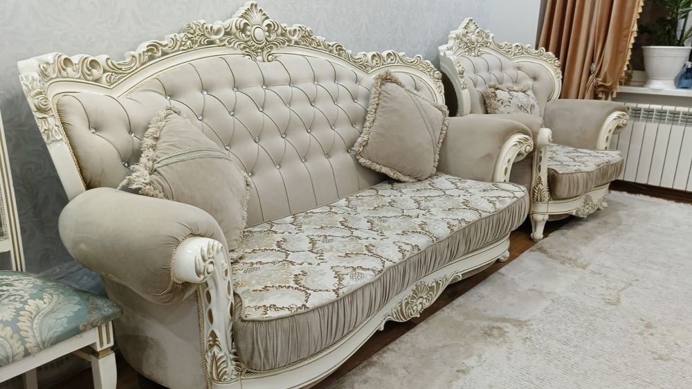 Шикарный диван с креслом