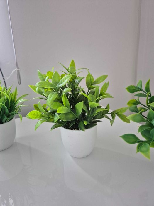 Комплект декорация от 3 бр. саксийки с изкуствена зеленина