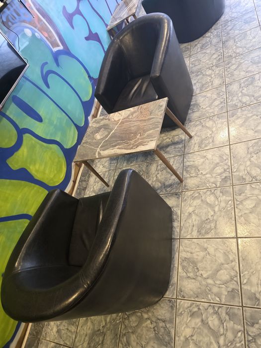 Vând set format din 2 fotolii confortabile + masă