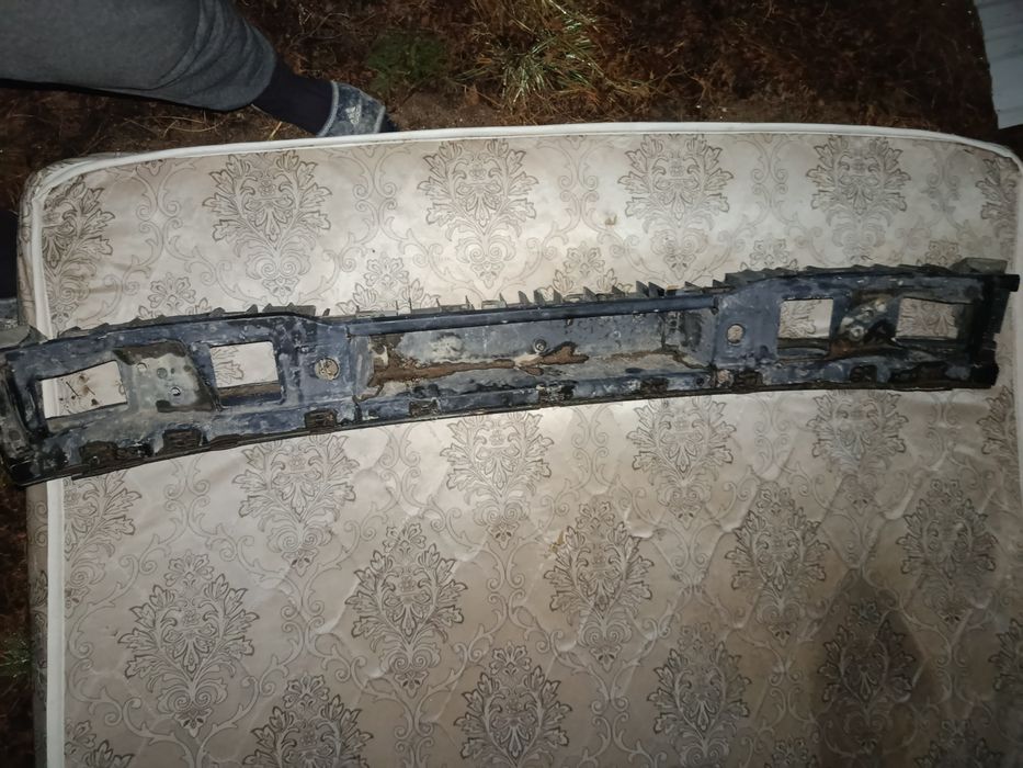 Продам усилитель бампера задние б-4 универсал.