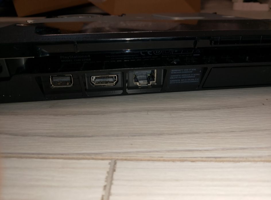 Уникална Playstation 4 Slim