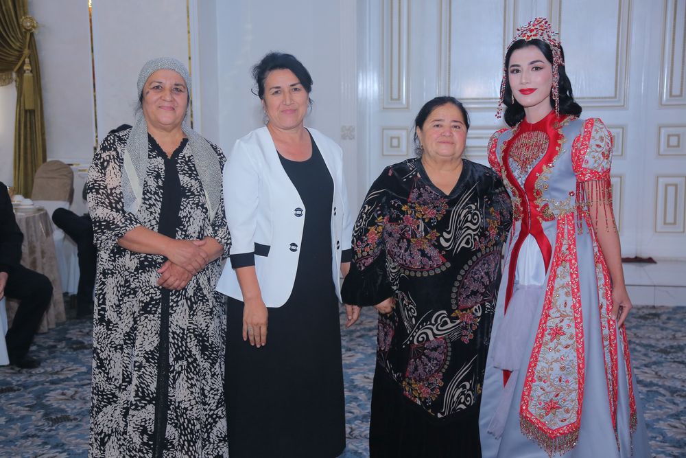 paranji komplekt ansambil sotuvda holati yangi 1 marta kiyganman