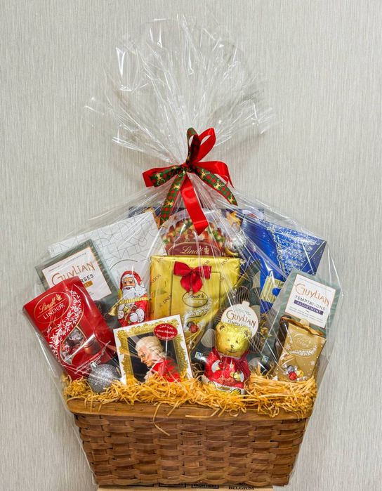 Новогодние подарочные корзины в наличии