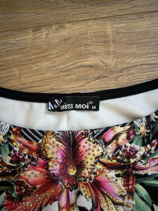 Цветна рокля с камъчета