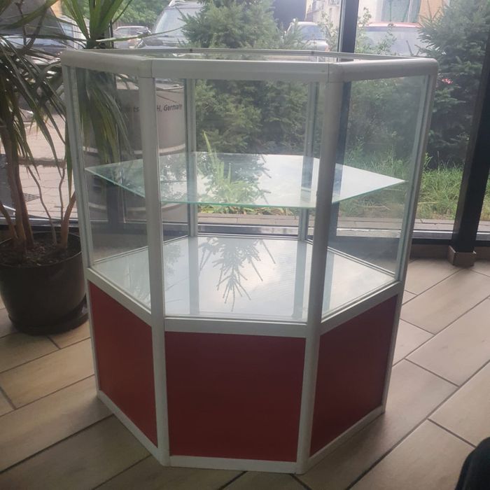 Продам заводскую витрину .