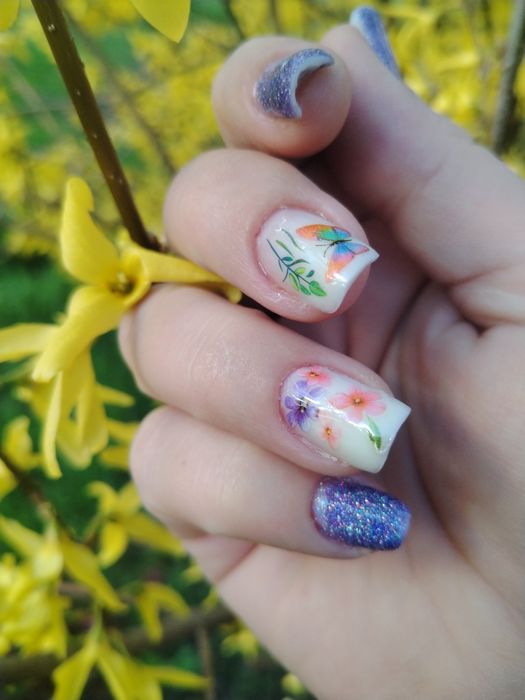 Realizez manichiură gel și semi