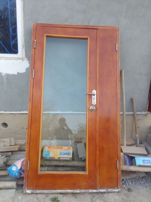 2ta eshik sotiladi oynali