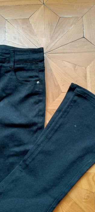 Расклешённые джинсы.