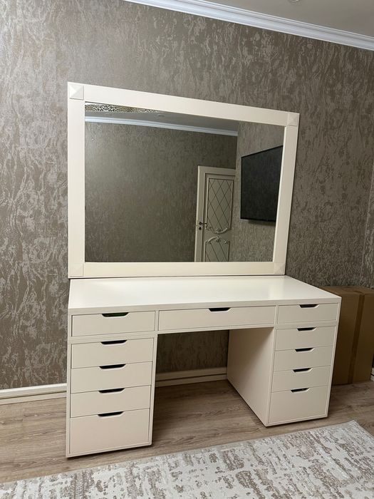 Комод с зеркалом