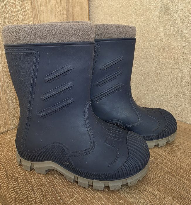 Продам резиновые сапоги на мальчика