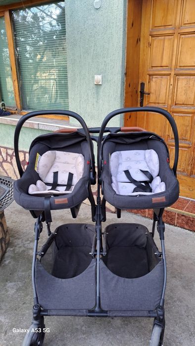 Комбинирана количка за близнаци и кошчета за кола в комплект