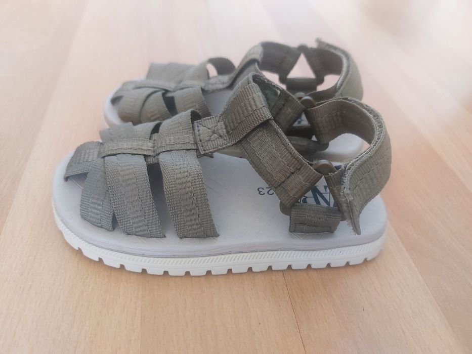 Детски сандали на Zara и Bobbi shoes, р-р 23 и 25. Като нови и нови.