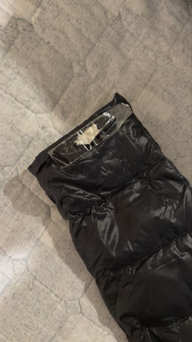 Куртка Uniqlo. Еще много одежды на странице.