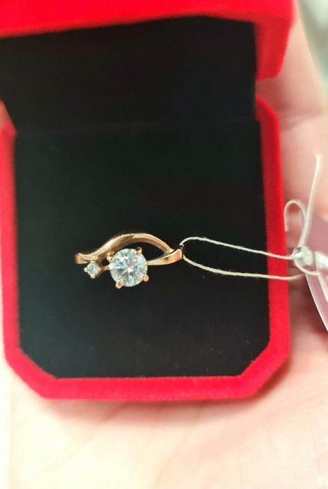 Новое золотое кольцо 585 пробы. Размер 17