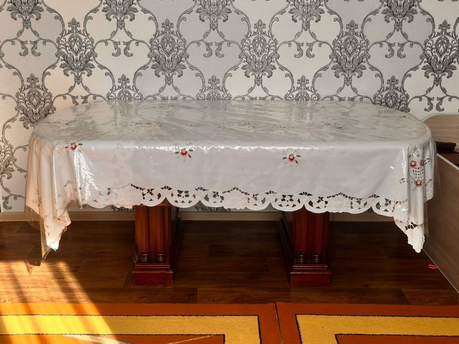 Стол из красного дерева