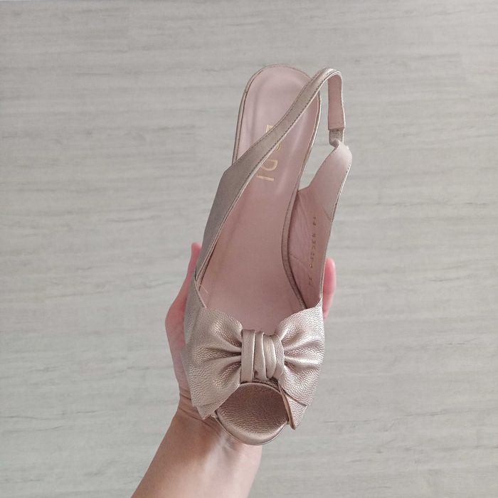 Туфли золотого цвета