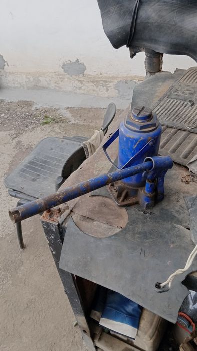 Продам хорошую домкрат