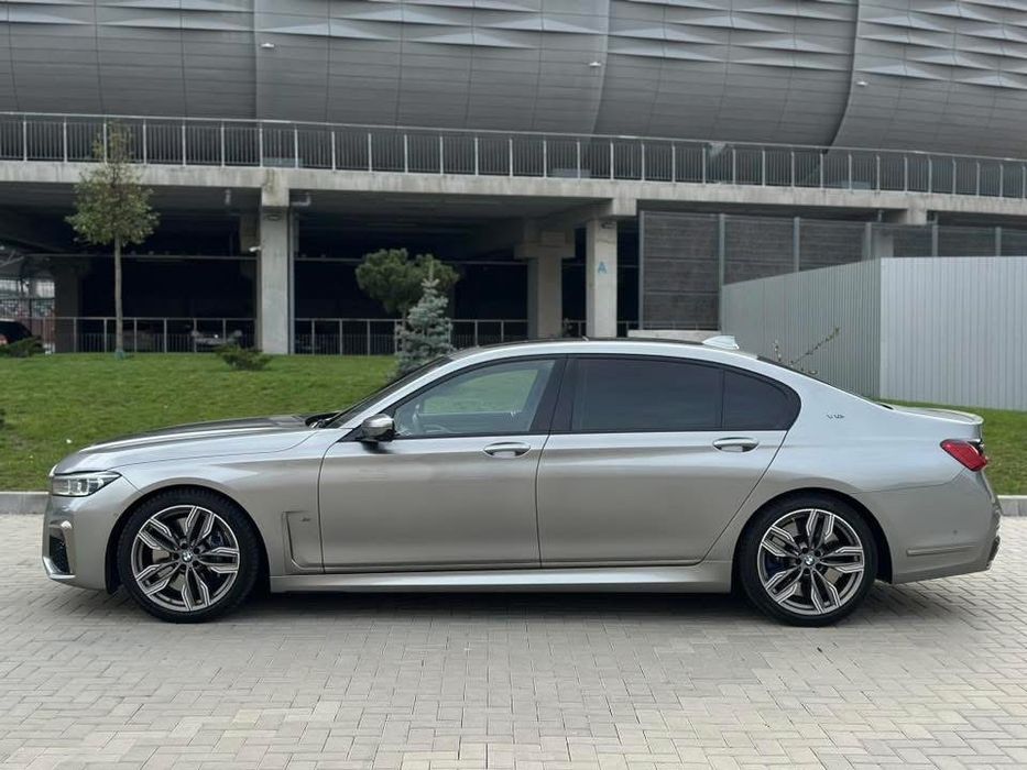 BMW M760 V12 • xDrive LONG • 4 seats • Individual