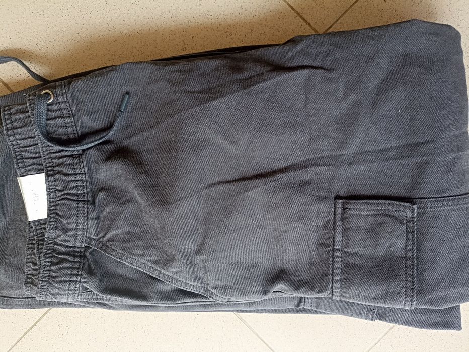 Нови карго панталони GAP