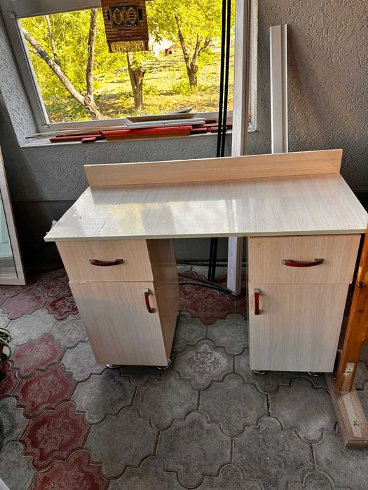 стол зеркалом для парикмахера