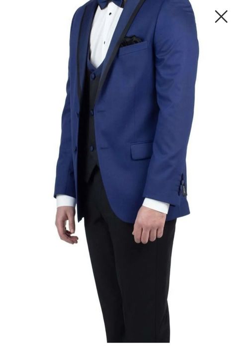 Официален костюм