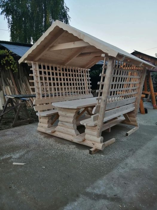 Mese, leagane, foișoare, mobilier rustic