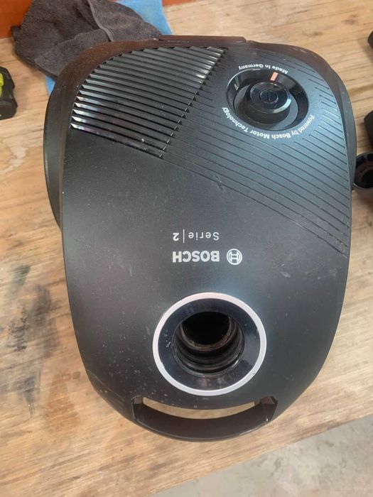 Прахосмукачка с торбичка и регулиране на мощността BOSCH BGB2X111