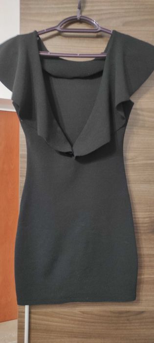 Черна рокля с гол гръб