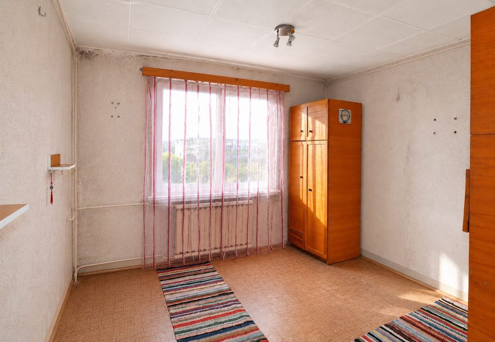 Apartament 2 camere cu balcon | Str. George Coșbuc | Aproape de UMFST | Necesită renovare completă | Etaj 4/4