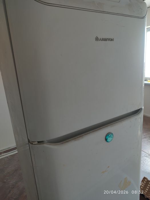 подержанный холодильник «Аристон»