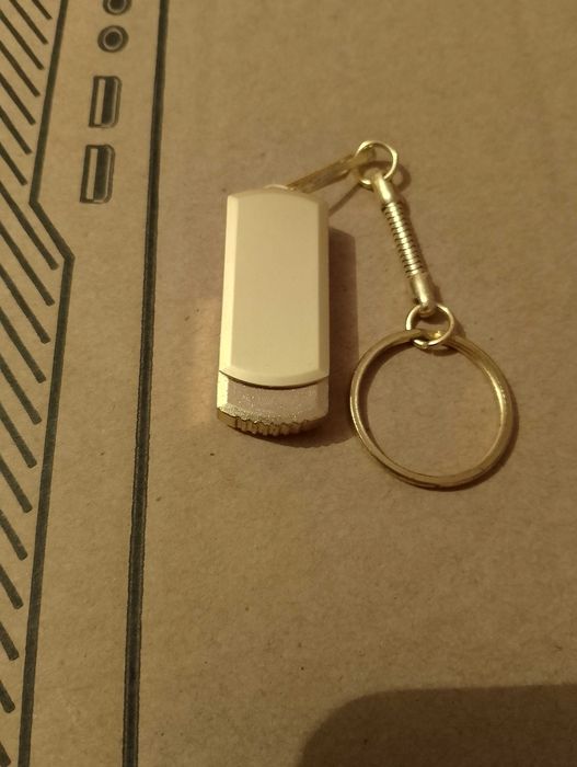 Продам флешку новую