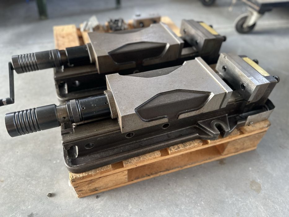 2бр Хидравлично менгеме 160мм на 265мм CNC ЦПУ фреза обработващ център