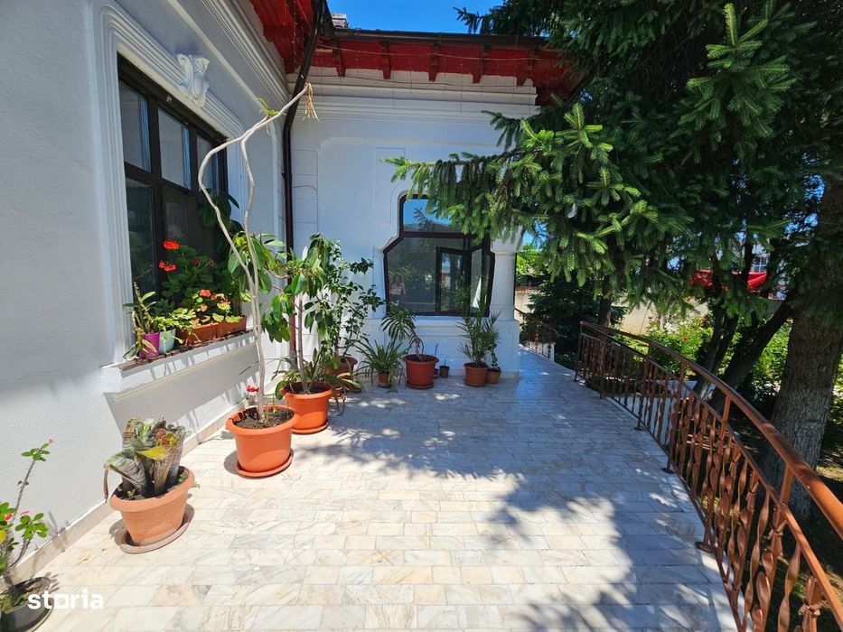 Casa eleganta cu tavane inalte si gradina superba