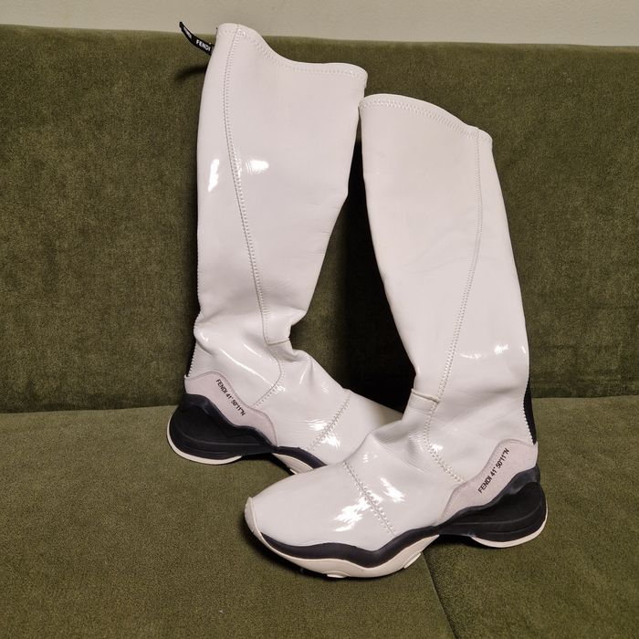 Vând cizme noi, Fendi.