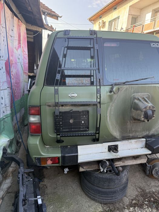 Продавам стълба на NISSAN PATROL Y61