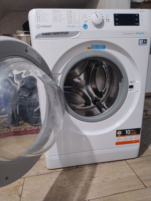 Vând mașina de spălat Indesit