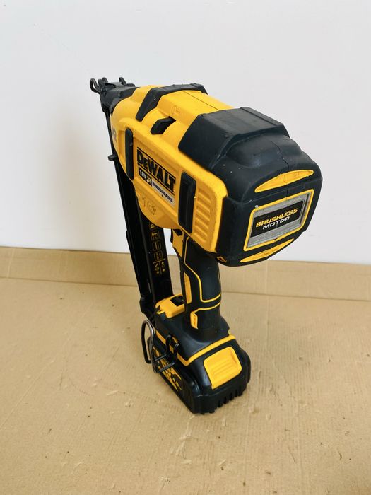 Pistol cuie Dewalt DCN660