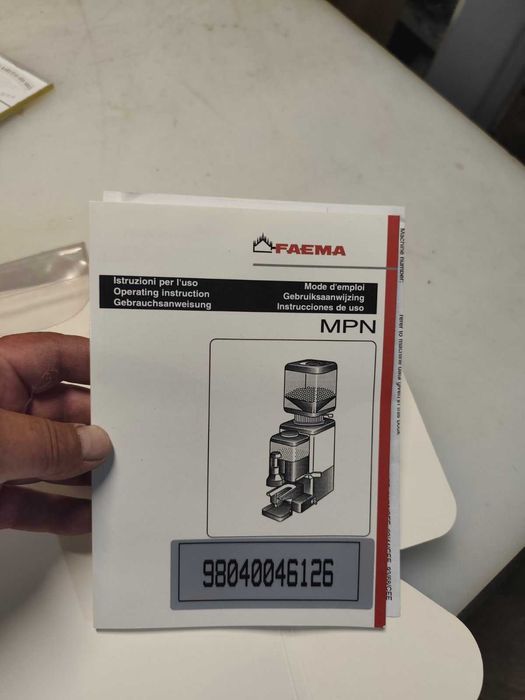 Продавам неупотребявана професионална кафе машина FAEMA в комплект с кафемелачка и омекотител