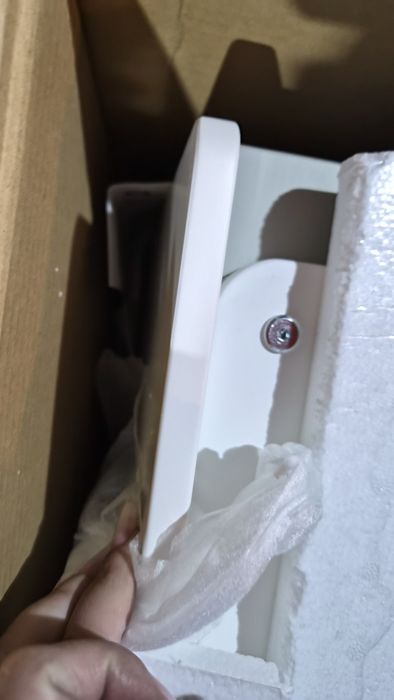 Masă de înfășat Badabulle, montaj pe perete, nouă, nefolosită.