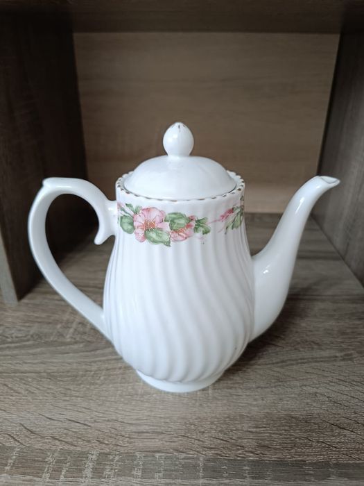 Чайник с крышкой фарфор.