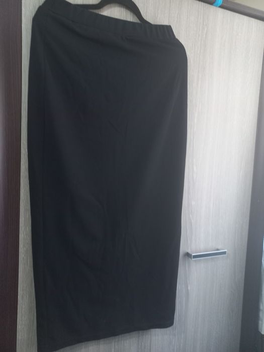 Compleu nou, elegant, format din fustă lunga dreapta , cu crapatura la spate,și bluza cu umerii goi și volane.