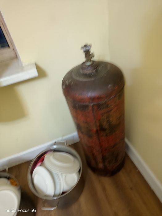 Продам газовый баллон большой 25тг с газом,Малинский 10тг
