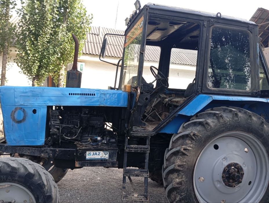 Belarus traktor sotiladi