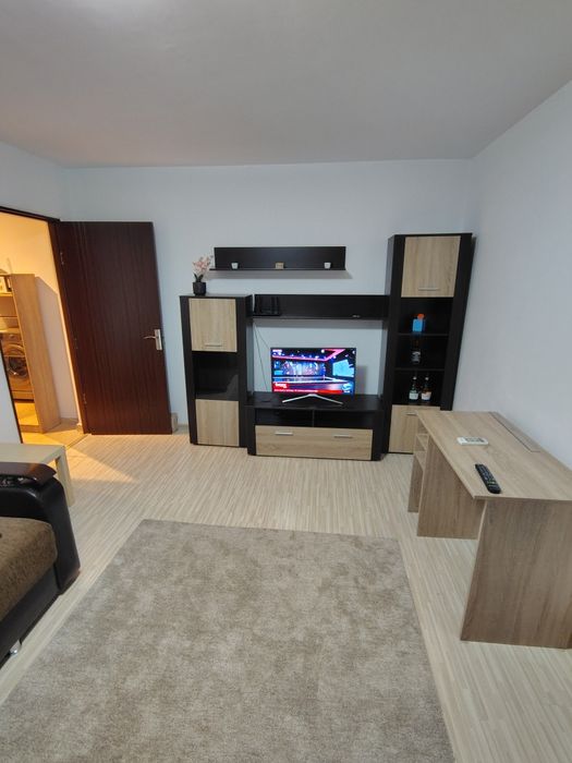 Închiriez apartament cu 2 camere
