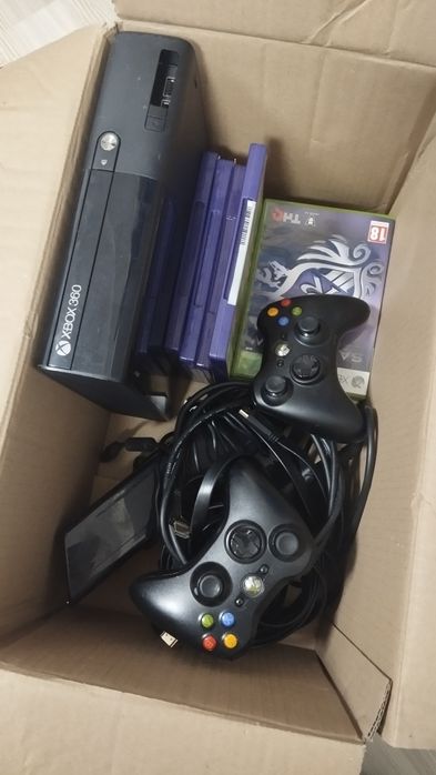 Vând X Box 360 + Kinect + 8 jocuri