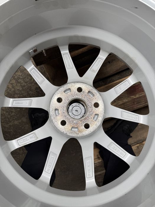 # Jante aluminiu VW Passat Arteon Tiguan Touran Skoda Superb Octavia cu anvelope de vara 235/40 R19